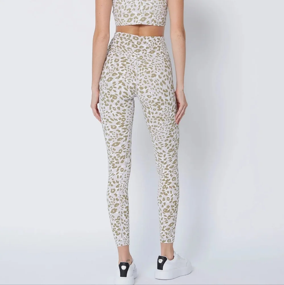 Cream Yoga Sand Cheetah Ribbed Leggings - Picture 3 of 6